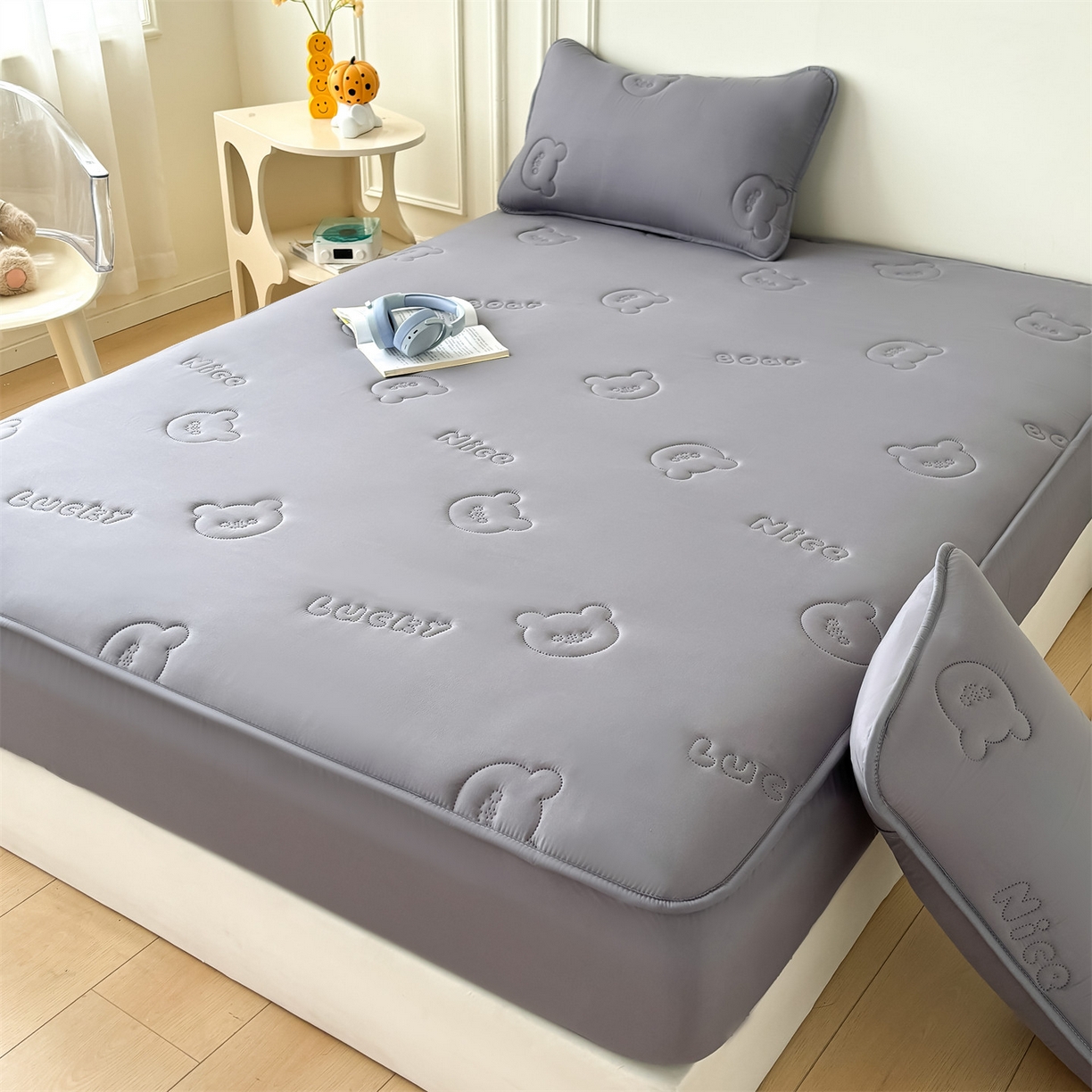 91家纺网 家纺一手货源 找家纺 雯豆家纺 2025超声波夹棉防水床笠三件套纯色素色隔尿床罩床垫保护套 小熊仔-时空灰