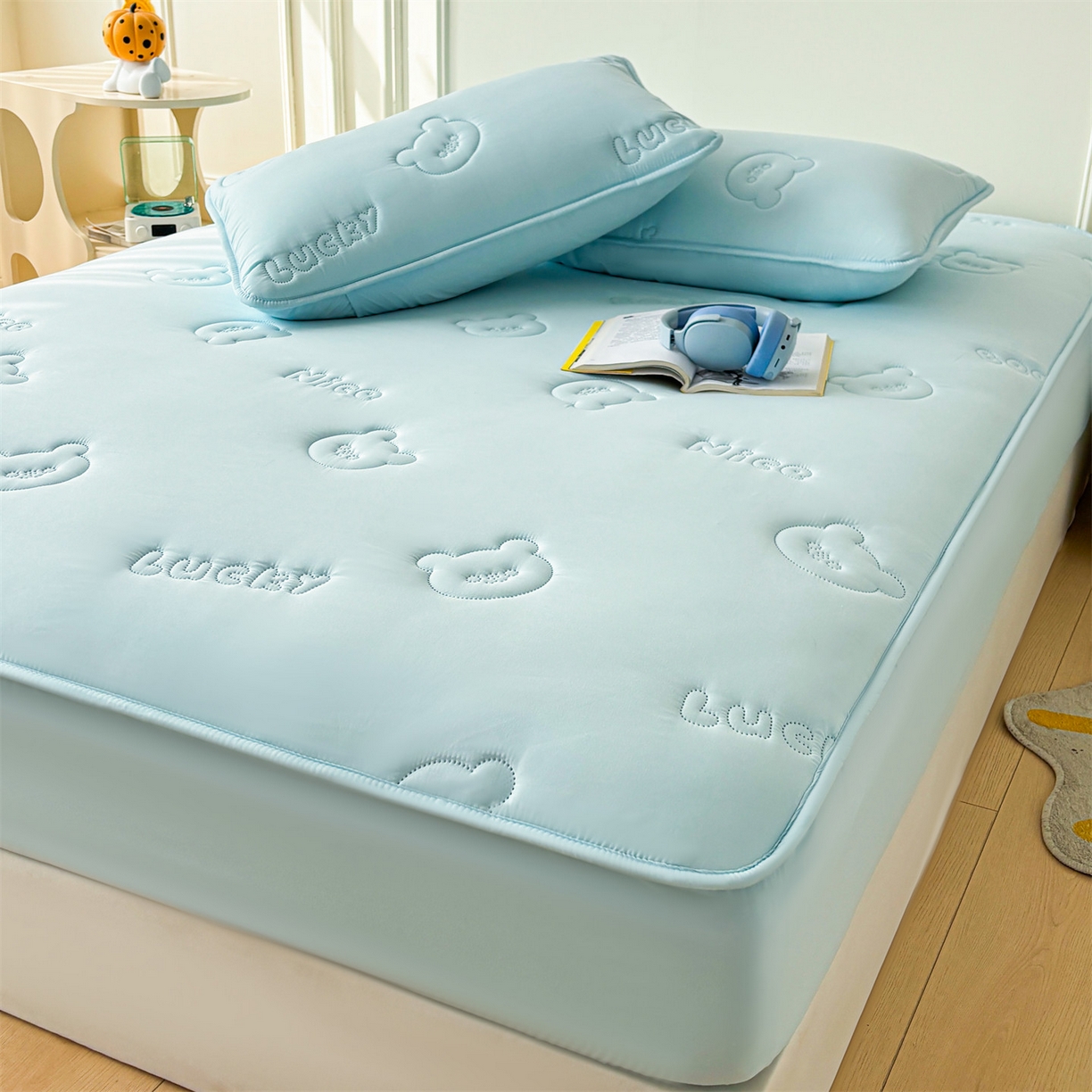 91家纺网 家纺一手货源 找家纺 雯豆家纺 2025超声波夹棉防水床笠三件套纯色素色隔尿床罩床垫保护套 小熊仔-天空蓝