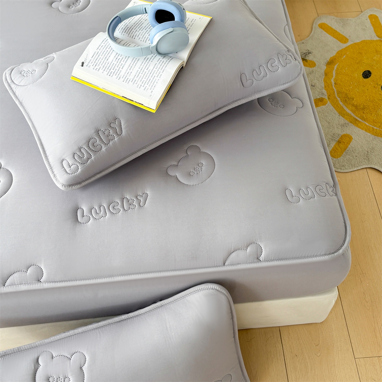 91家纺网 家纺一手货源 找家纺 雯豆家纺 2025超声波夹棉防水床笠三件套纯色素色隔尿床罩床垫保护套 小熊仔-银河灰