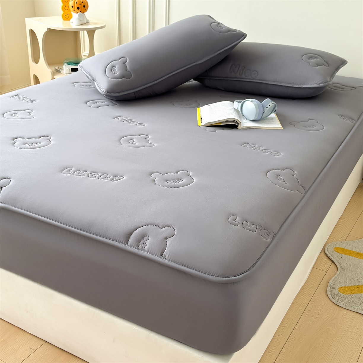 91家纺网 家纺一手货源 找家纺 雯豆家纺 2025超声波夹棉防水床笠三件套纯色素色隔尿床罩床垫保护套 小熊仔-时空灰