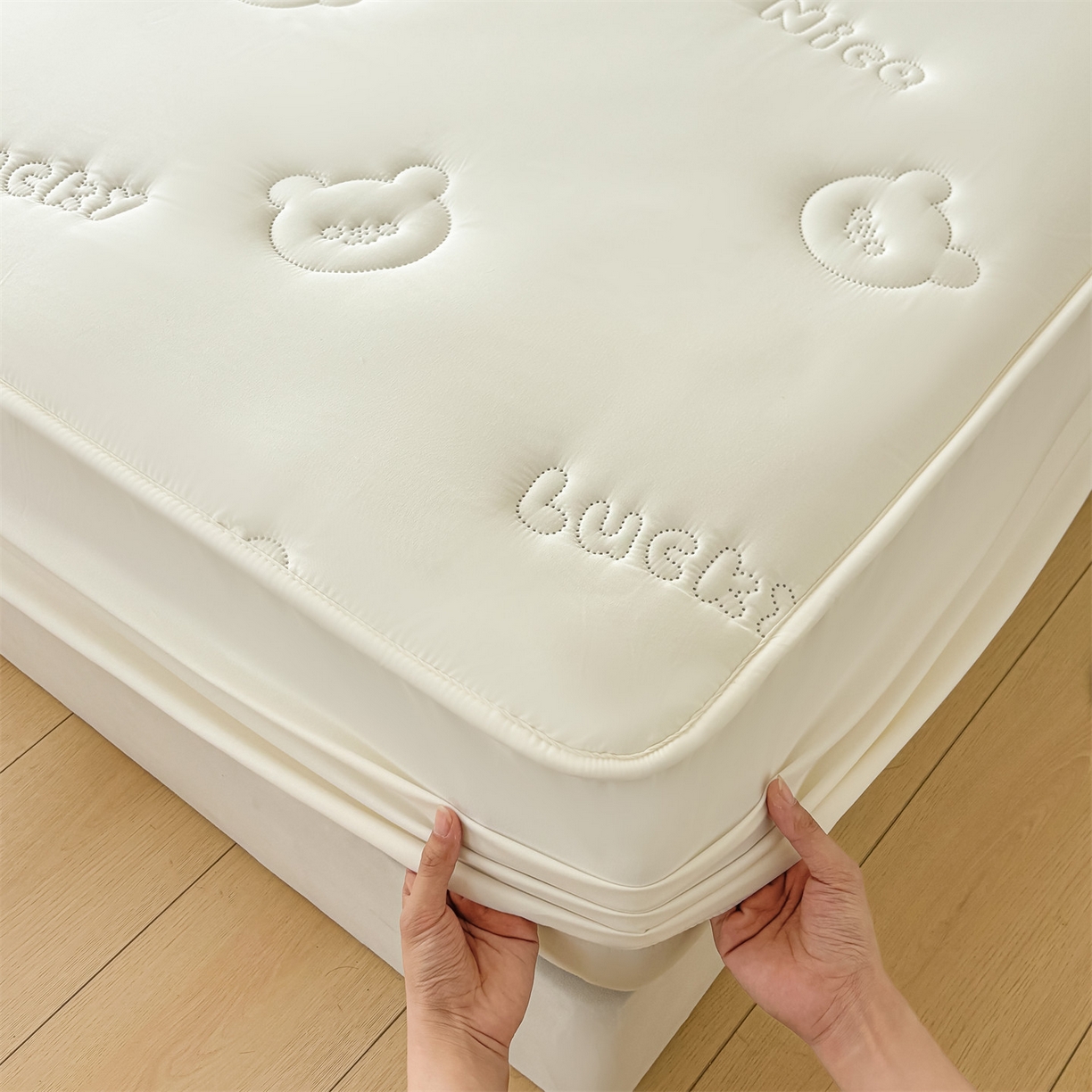 91家纺网 家纺一手货源 找家纺 雯豆家纺 2025超声波夹棉防水床笠三件套纯色素色隔尿床罩床垫保护套 小熊仔-云朵白