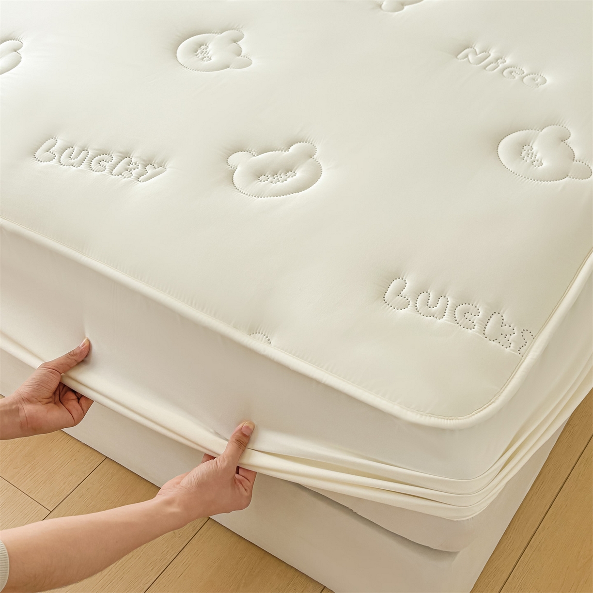 91家纺网 家纺一手货源 找家纺 雯豆家纺 2025超声波夹棉防水床笠三件套纯色素色隔尿床罩床垫保护套 小熊仔-云朵白