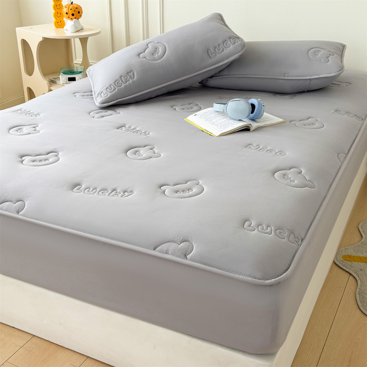 91家纺网 家纺一手货源 找家纺 雯豆家纺 2025超声波夹棉防水床笠三件套纯色素色隔尿床罩床垫保护套 小熊仔-银河灰