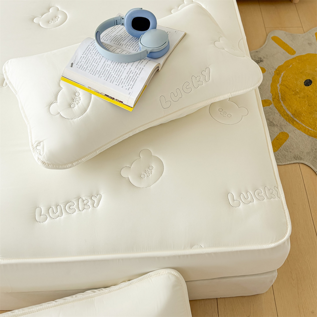 91家纺网 家纺一手货源 找家纺 雯豆家纺 2025超声波夹棉防水床笠三件套纯色素色隔尿床罩床垫保护套 小熊仔-云朵白