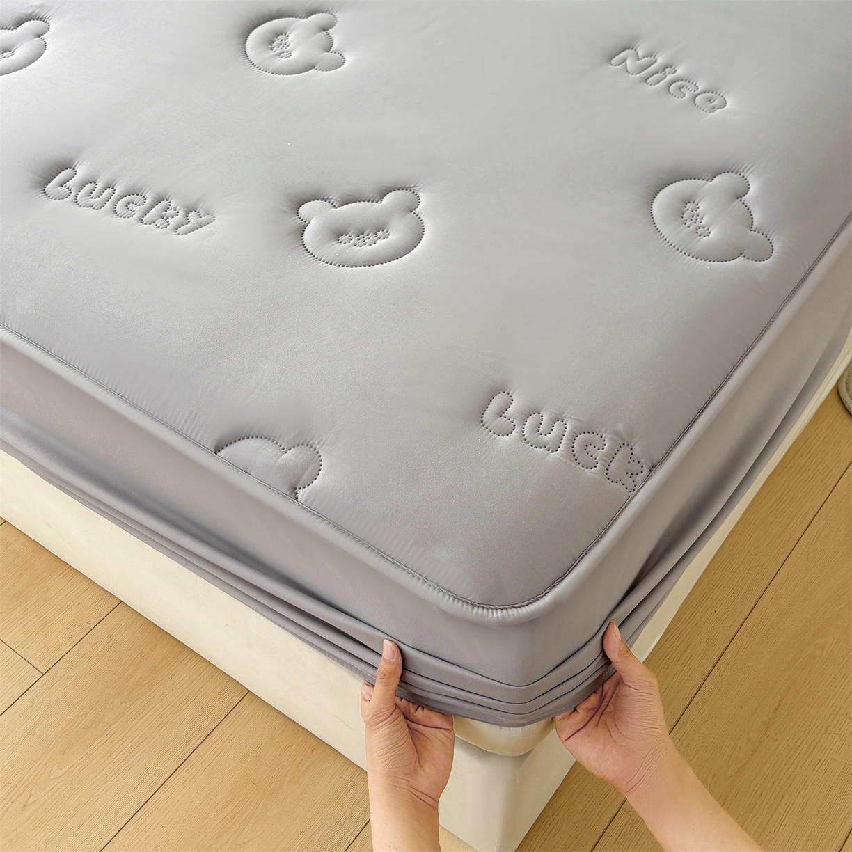 91家纺网 家纺一手货源 找家纺 雯豆家纺 2025超声波夹棉防水床笠三件套纯色素色隔尿床罩床垫保护套 小熊仔-银河灰