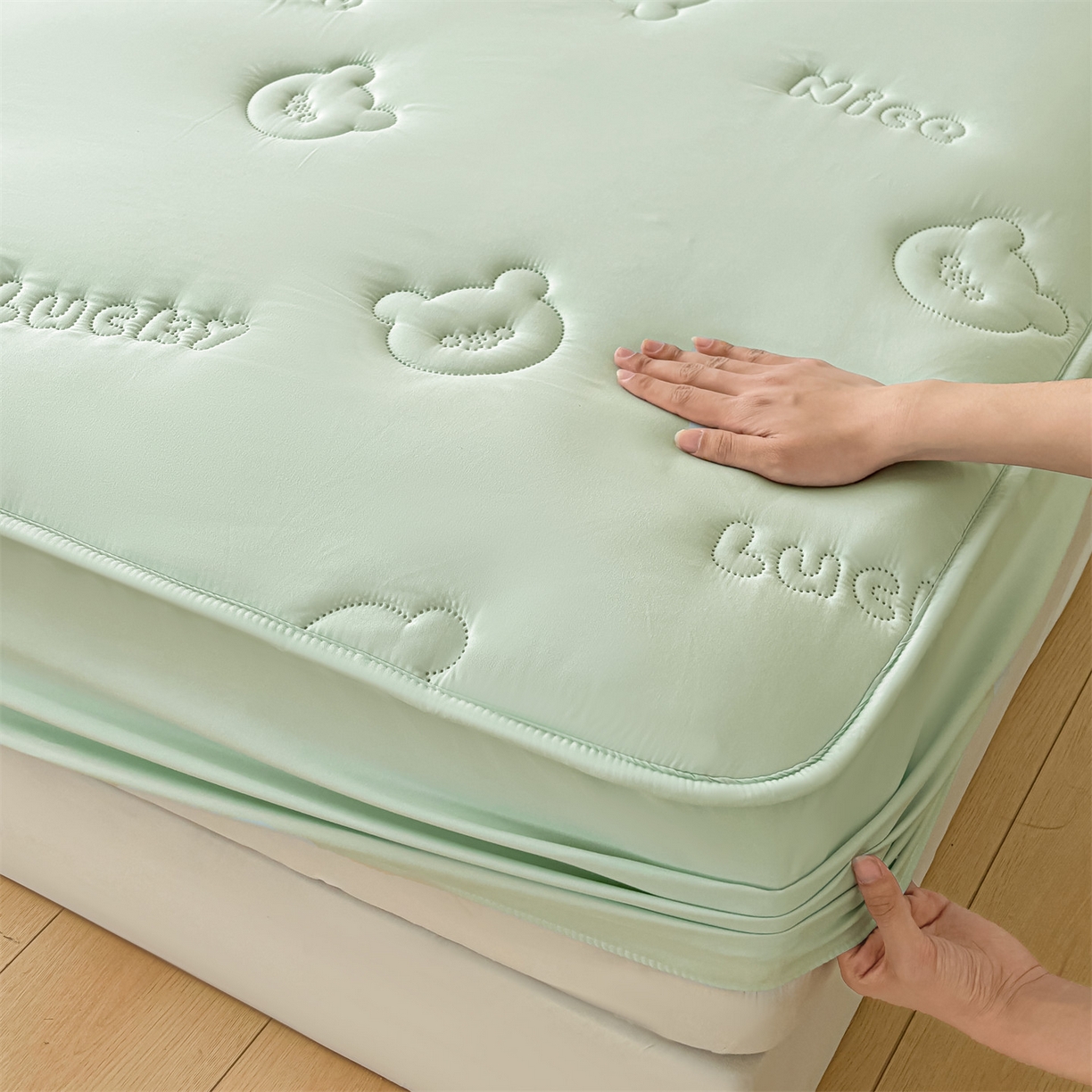 91家纺网 家纺一手货源 找家纺 雯豆家纺 2025超声波夹棉防水床笠三件套纯色素色隔尿床罩床垫保护套 小熊仔-薄荷绿