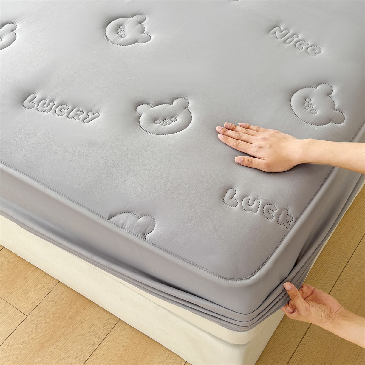 91家纺网 家纺一手货源 找家纺 雯豆家纺 2025超声波夹棉防水床笠三件套纯色素色隔尿床罩床垫保护套 小熊仔-银河灰