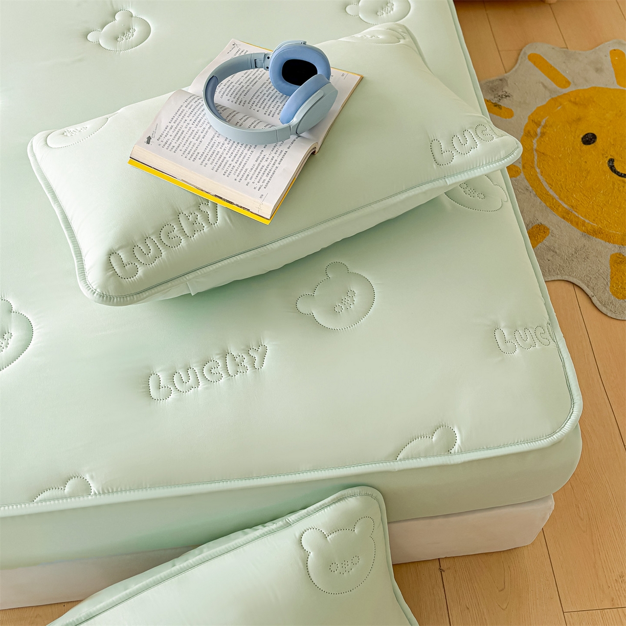 91家纺网 家纺一手货源 找家纺 雯豆家纺 2025超声波夹棉防水床笠三件套纯色素色隔尿床罩床垫保护套 小熊仔-薄荷绿