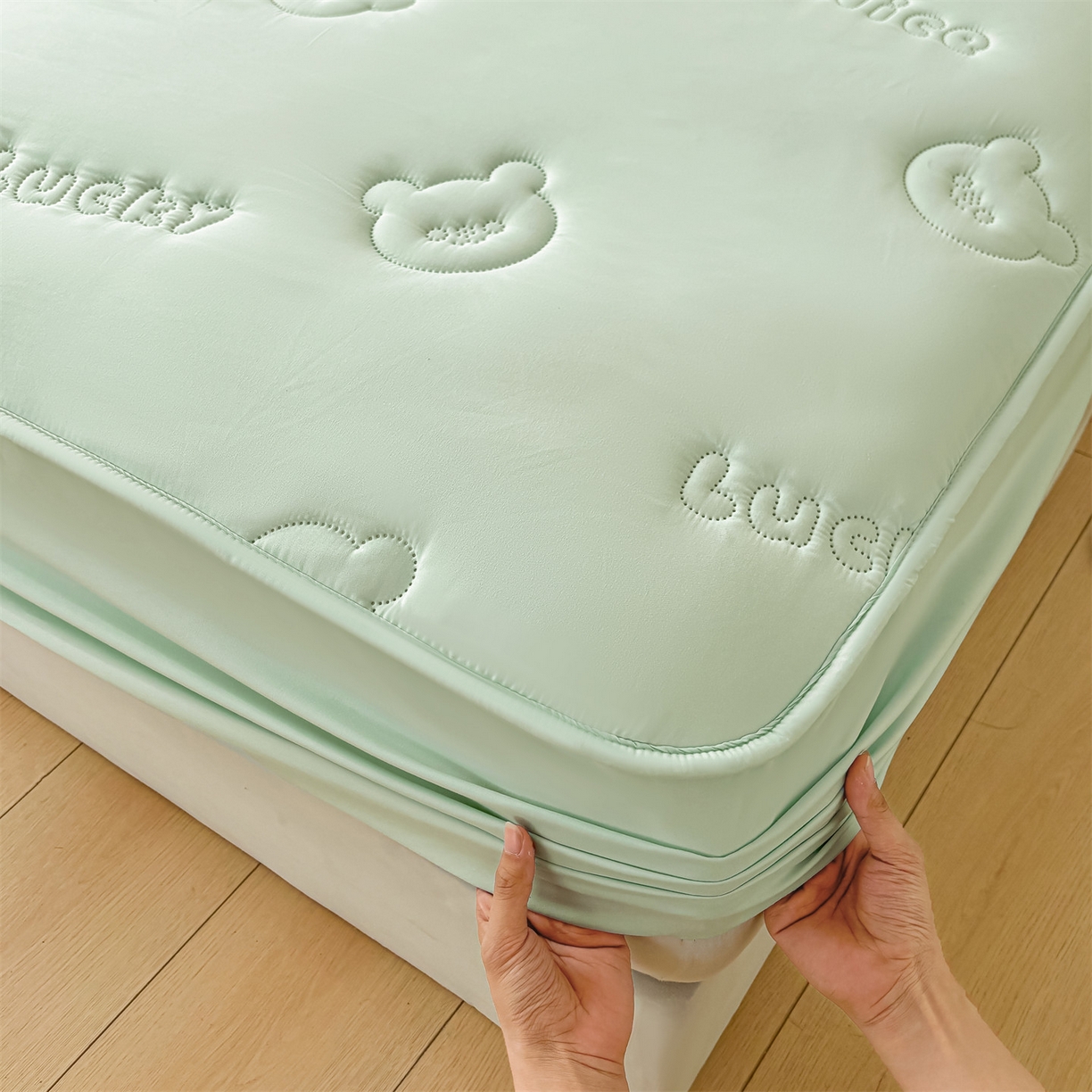 91家纺网 家纺一手货源 找家纺 雯豆家纺 2025超声波夹棉防水床笠三件套纯色素色隔尿床罩床垫保护套 小熊仔-薄荷绿