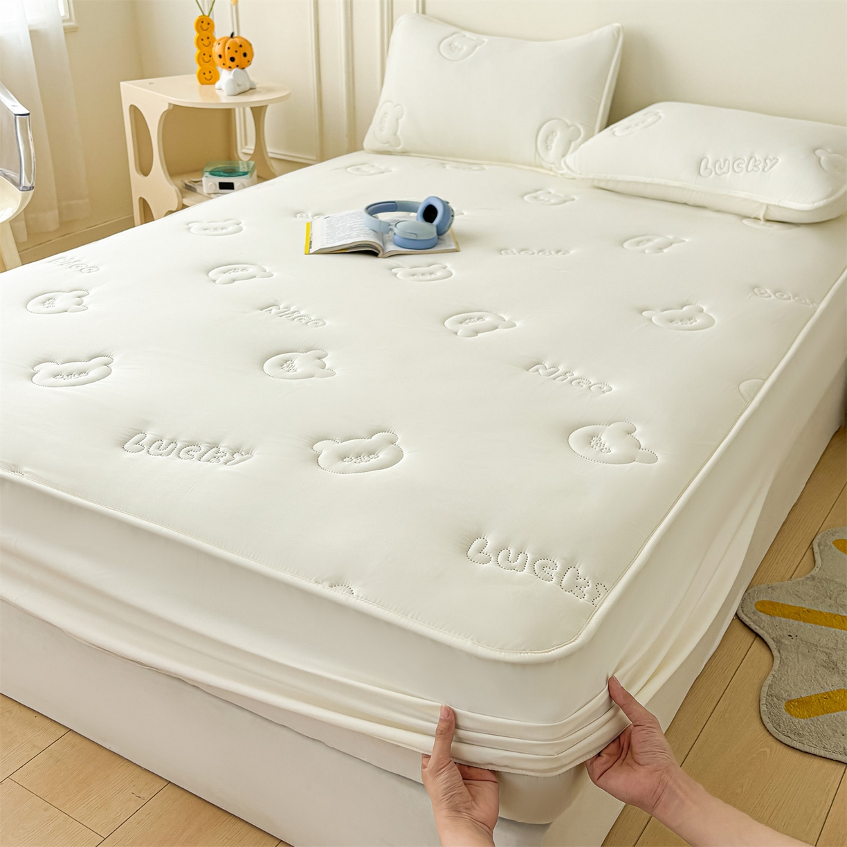 91家纺网 家纺一手货源 找家纺 雯豆家纺 2025超声波夹棉防水床笠三件套纯色素色隔尿床罩床垫保护套 小熊仔-云朵白