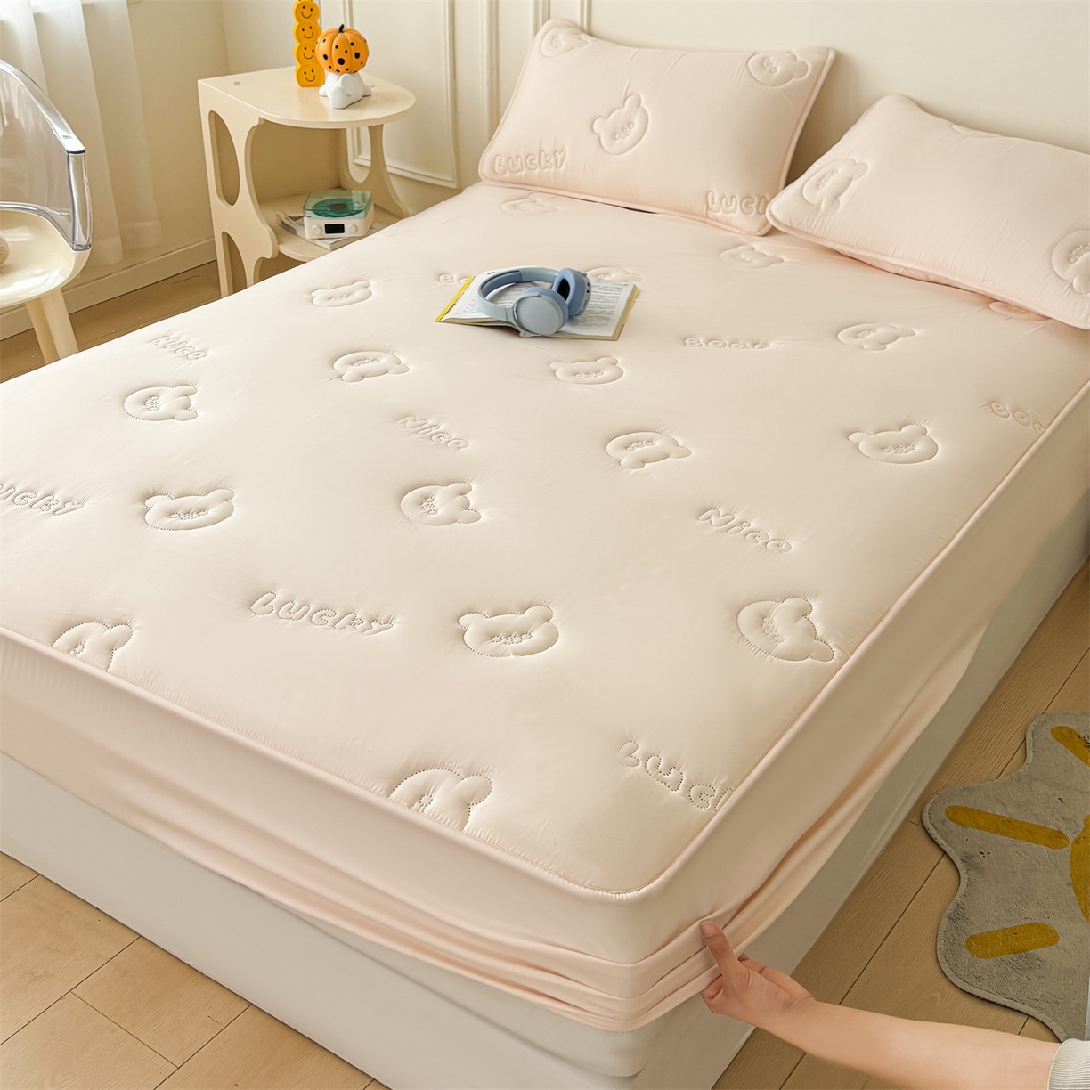 91家纺网 家纺一手货源 找家纺 雯豆家纺 2025超声波夹棉防水床笠三件套纯色素色隔尿床罩床垫保护套 小熊仔-奶酪咖