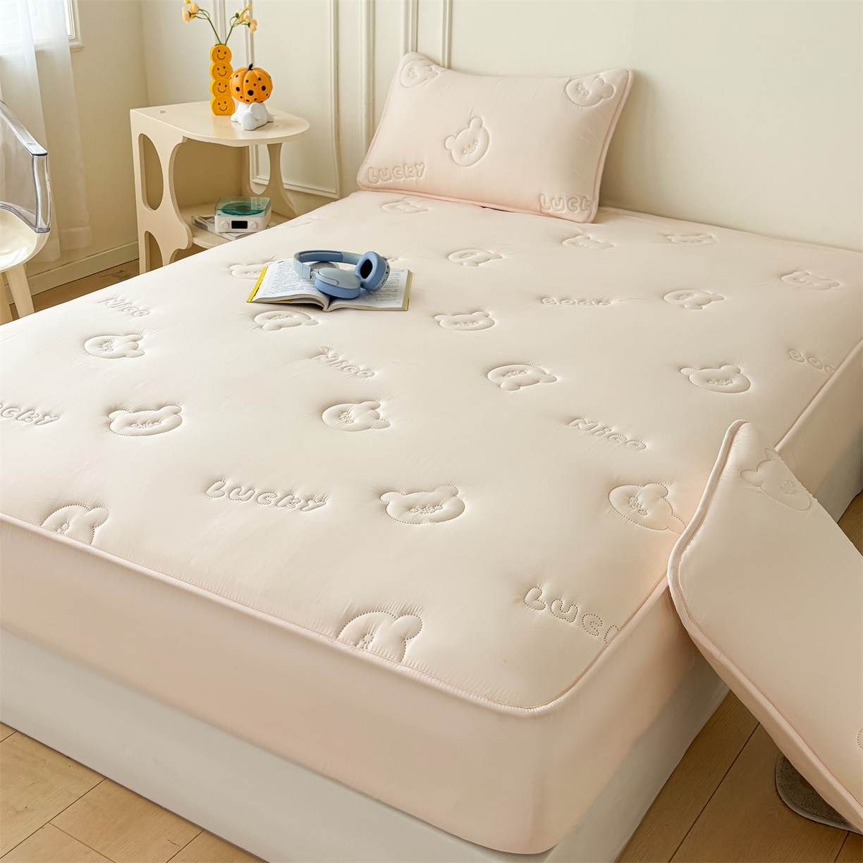 91家纺网 家纺一手货源 找家纺 雯豆家纺 2025超声波夹棉防水床笠三件套纯色素色隔尿床罩床垫保护套 小熊仔-奶酪咖