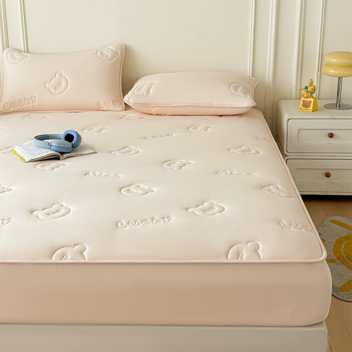91家纺网 家纺一手货源 找家纺 雯豆家纺 2025超声波夹棉防水床笠三件套纯色素色隔尿床罩床垫保护套 小熊仔-奶酪咖