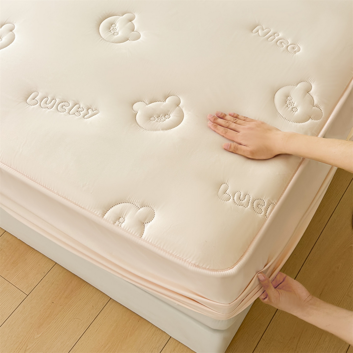 91家纺网 家纺一手货源 找家纺 雯豆家纺 2025超声波夹棉防水床笠三件套纯色素色隔尿床罩床垫保护套 小熊仔-奶酪咖