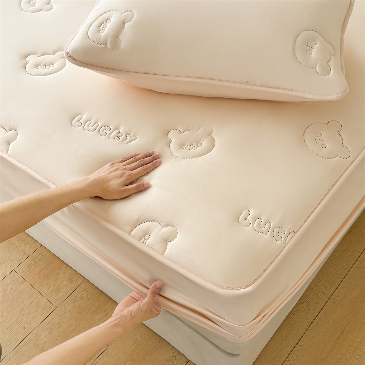 91家纺网 家纺一手货源 找家纺 雯豆家纺 2025超声波夹棉防水床笠三件套纯色素色隔尿床罩床垫保护套 小熊仔-奶酪咖