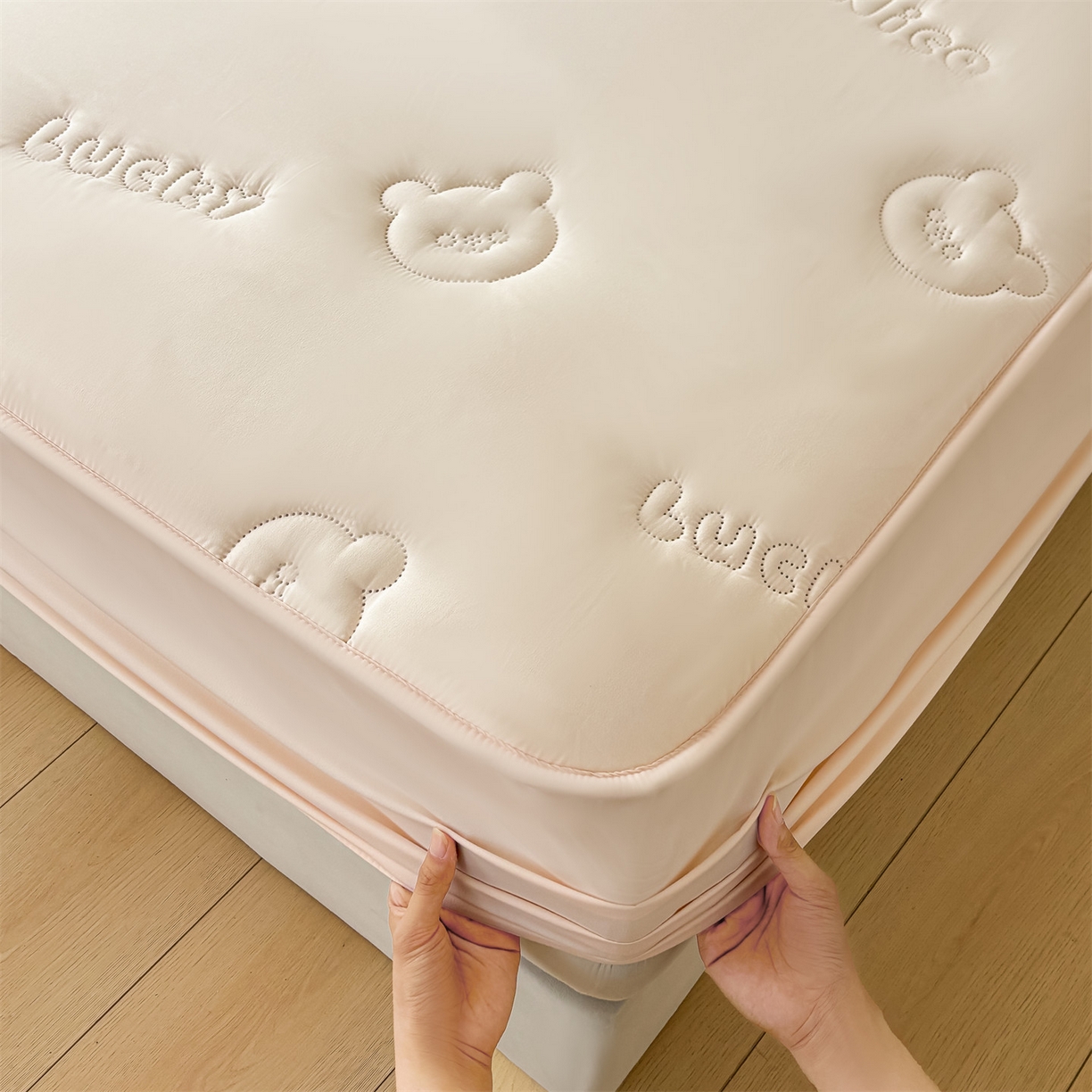 91家纺网 家纺一手货源 找家纺 雯豆家纺 2025超声波夹棉防水床笠三件套纯色素色隔尿床罩床垫保护套 小熊仔-奶酪咖