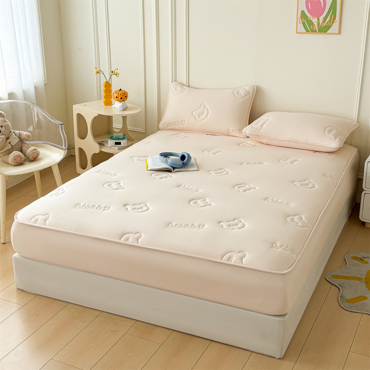 91家纺网 家纺一手货源 找家纺 雯豆家纺 2025超声波夹棉防水床笠三件套纯色素色隔尿床罩床垫保护套 小熊仔-奶酪咖