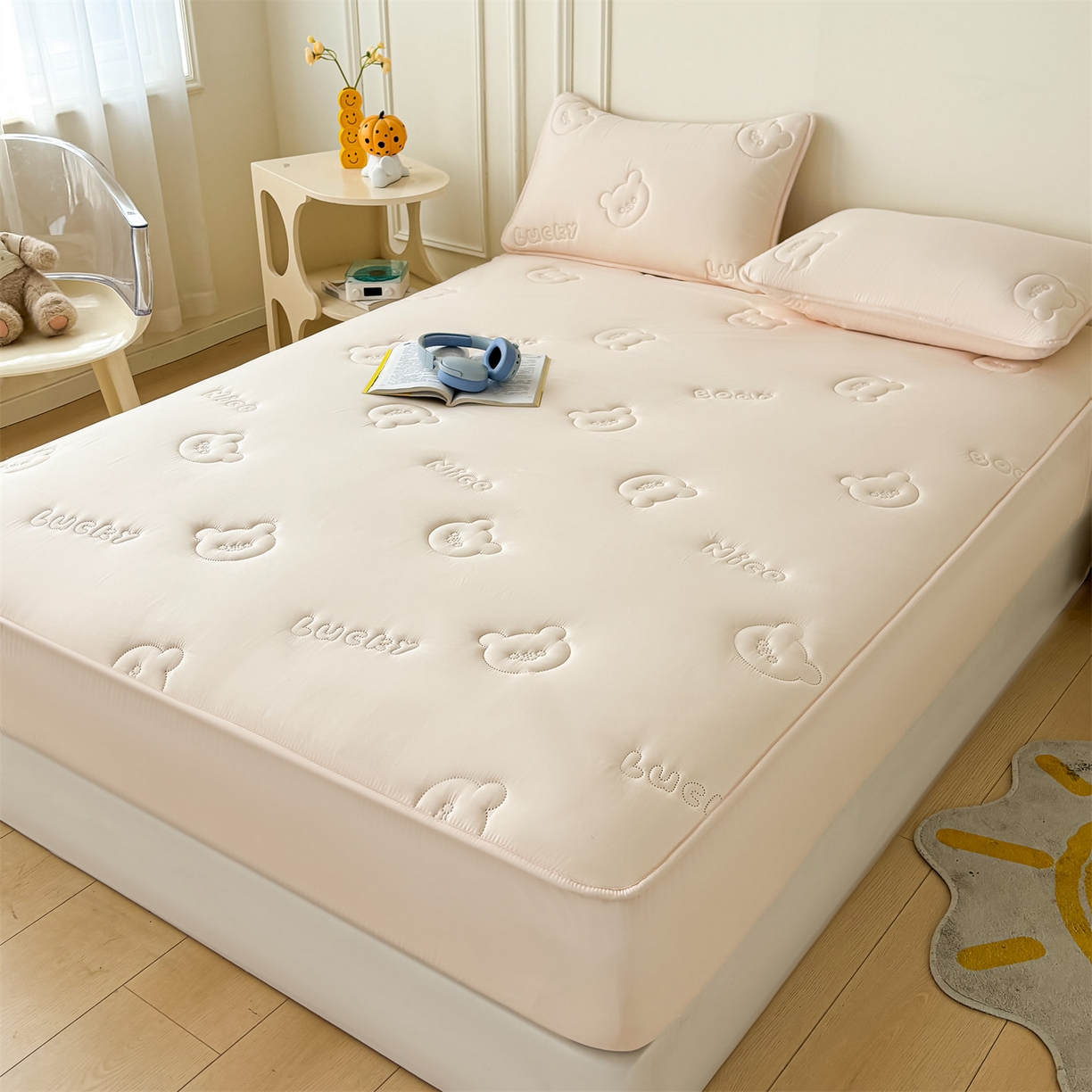 91家纺网 家纺一手货源 找家纺 雯豆家纺 2025超声波夹棉防水床笠三件套纯色素色隔尿床罩床垫保护套 小熊仔-奶酪咖