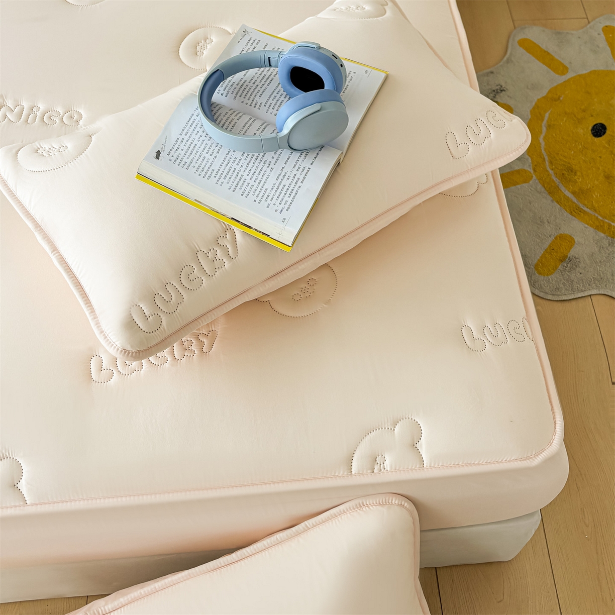 91家纺网 家纺一手货源 找家纺 雯豆家纺 2025超声波夹棉防水床笠三件套纯色素色隔尿床罩床垫保护套 小熊仔-奶酪咖