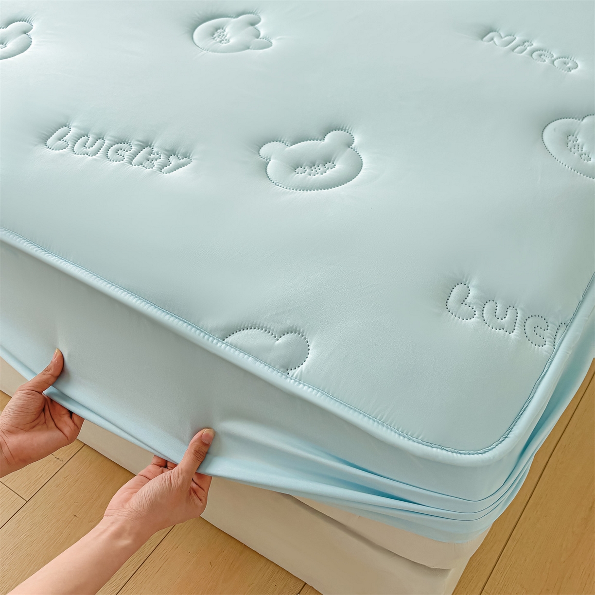 91家纺网 家纺一手货源 找家纺 雯豆家纺 2025超声波夹棉防水床笠三件套纯色素色隔尿床罩床垫保护套 小熊仔-天空蓝