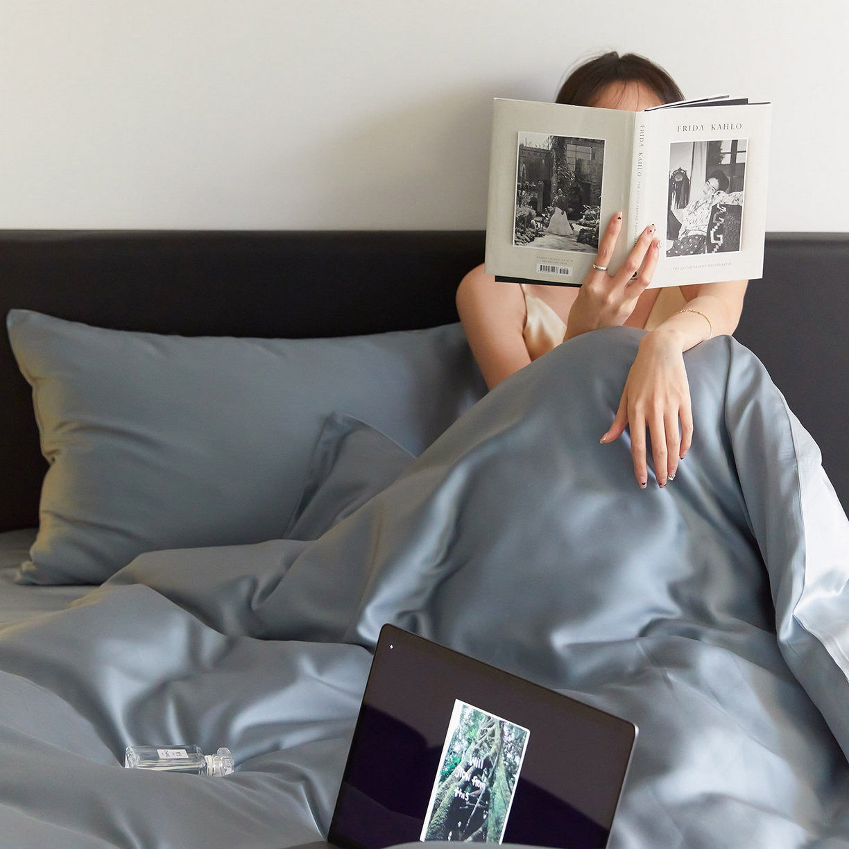 91家纺网 家纺一手货源 找家纺 群鹿蚕丝羽绒馆 2025新款60支兰精天丝纯色双拼四件套 灰蓝色-冰川灰