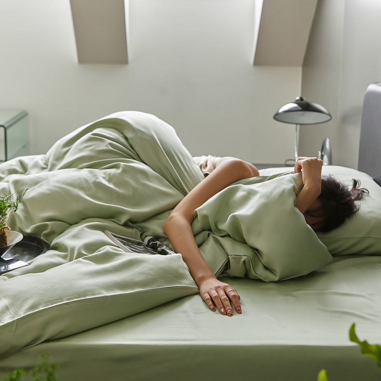 91家纺网 家纺一手货源 找家纺 群鹿蚕丝羽绒馆 2025新款60支兰精天丝纯色双拼四件套 嫩叶绿