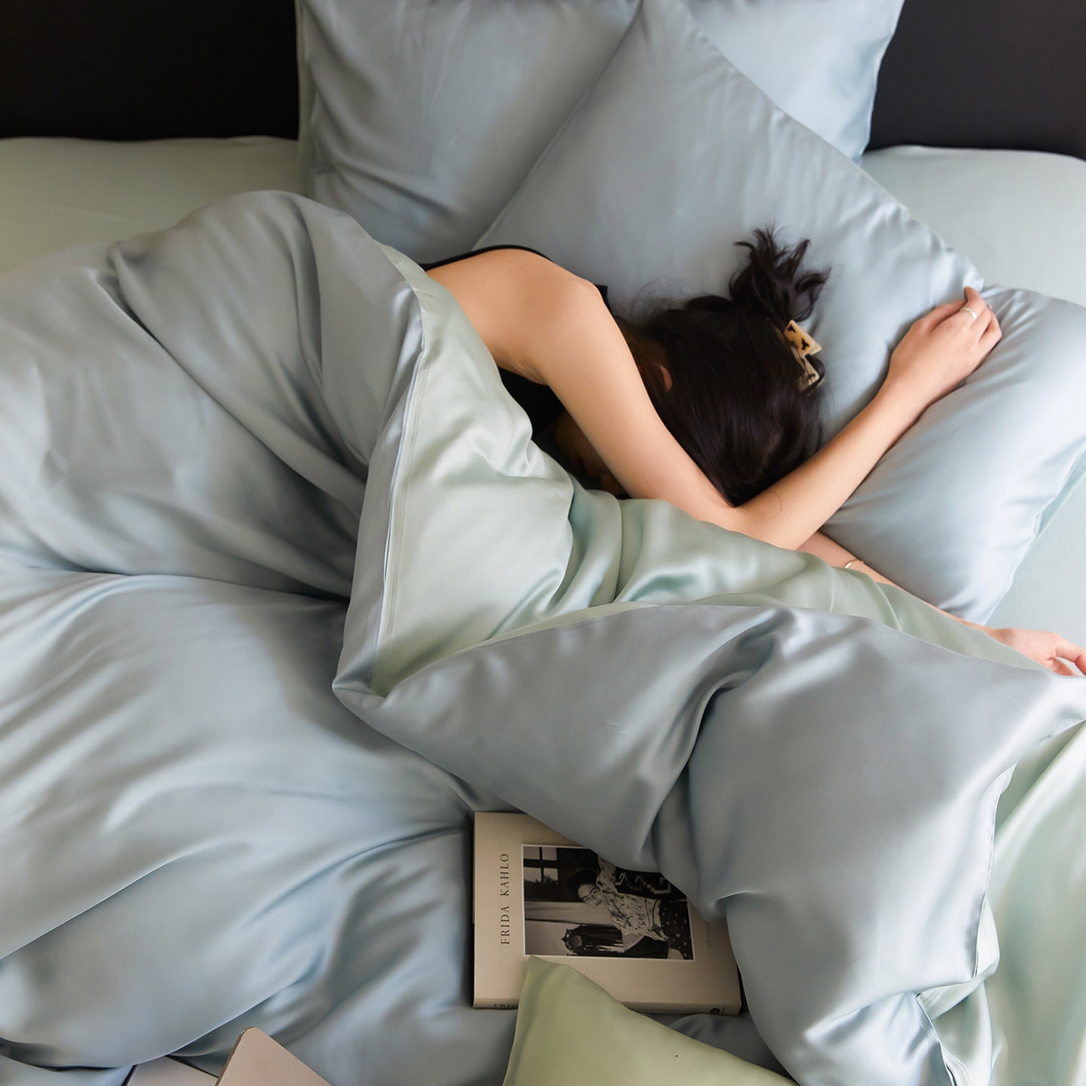 91家纺网 家纺一手货源 找家纺 群鹿蚕丝羽绒馆 2025新款60支兰精天丝纯色双拼四件套 天空蓝-浅艾绿