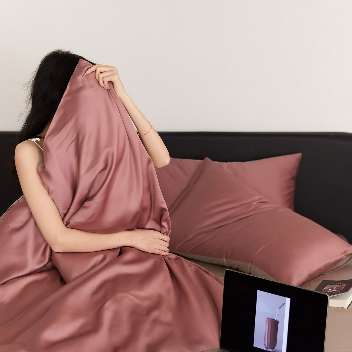 91家纺网 家纺一手货源 找家纺 群鹿蚕丝羽绒馆 2025新款60支兰精天丝纯色双拼四件套 野樱莓-芋泥灰