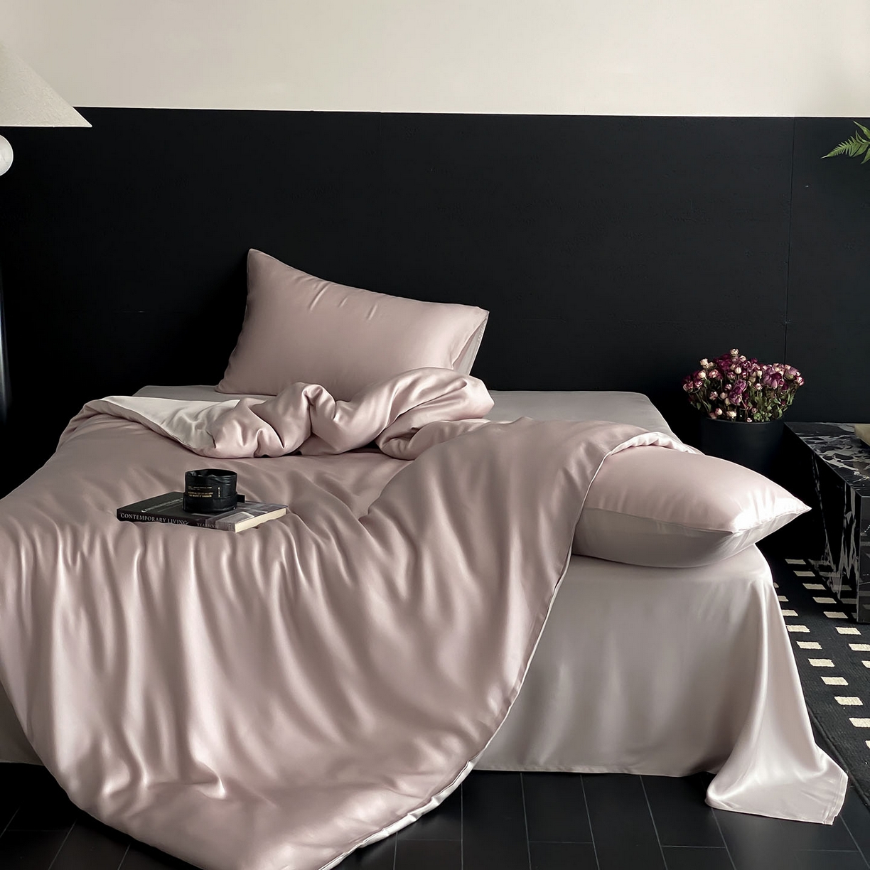 91家纺网 家纺一手货源 找家纺 群鹿蚕丝羽绒馆 2025新款60支兰精天丝纯色双拼四件套 夜影凝香-霜华银