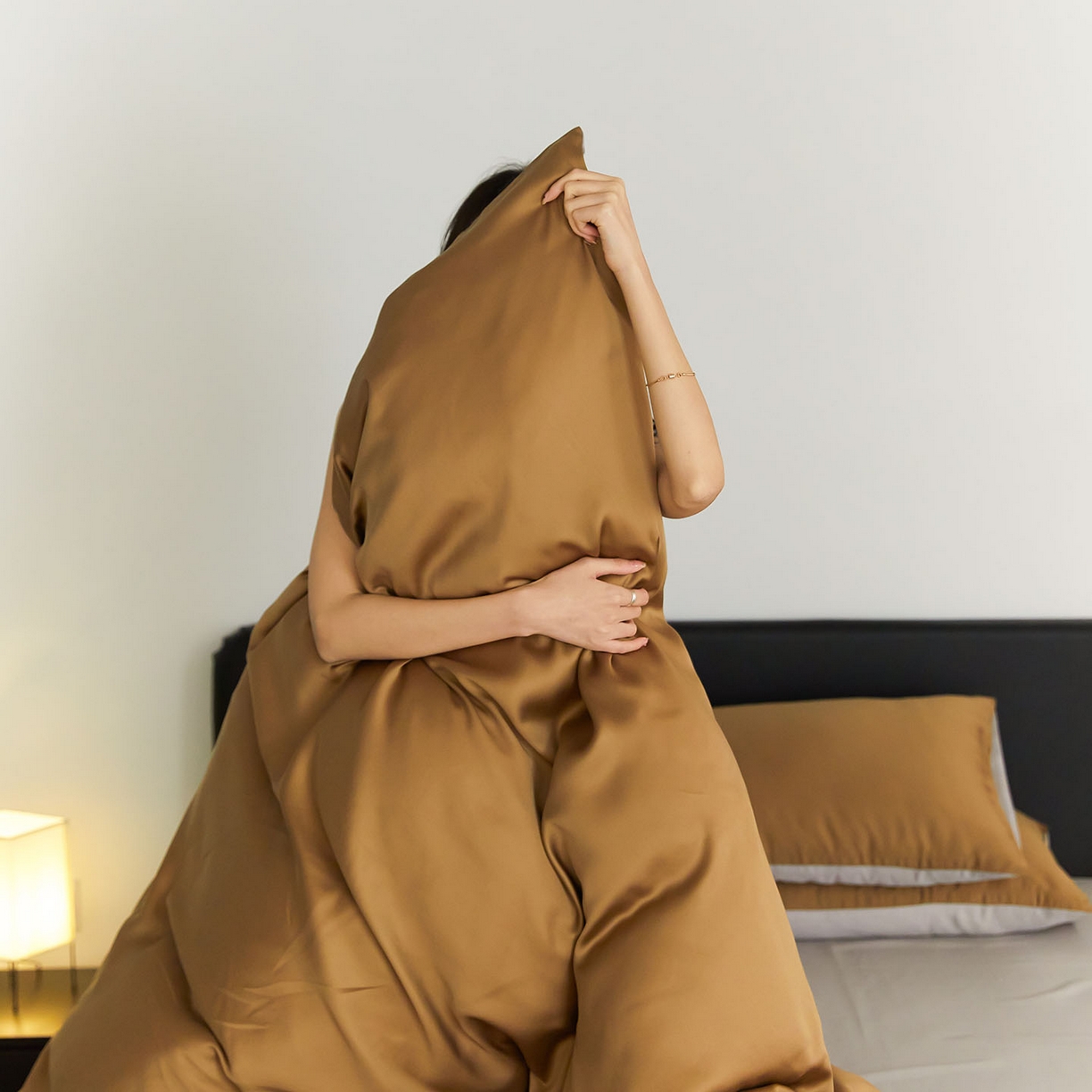 91家纺网 家纺一手货源 找家纺 群鹿蚕丝羽绒馆 2025新款60支兰精天丝纯色双拼四件套 敦煌色-曙光银