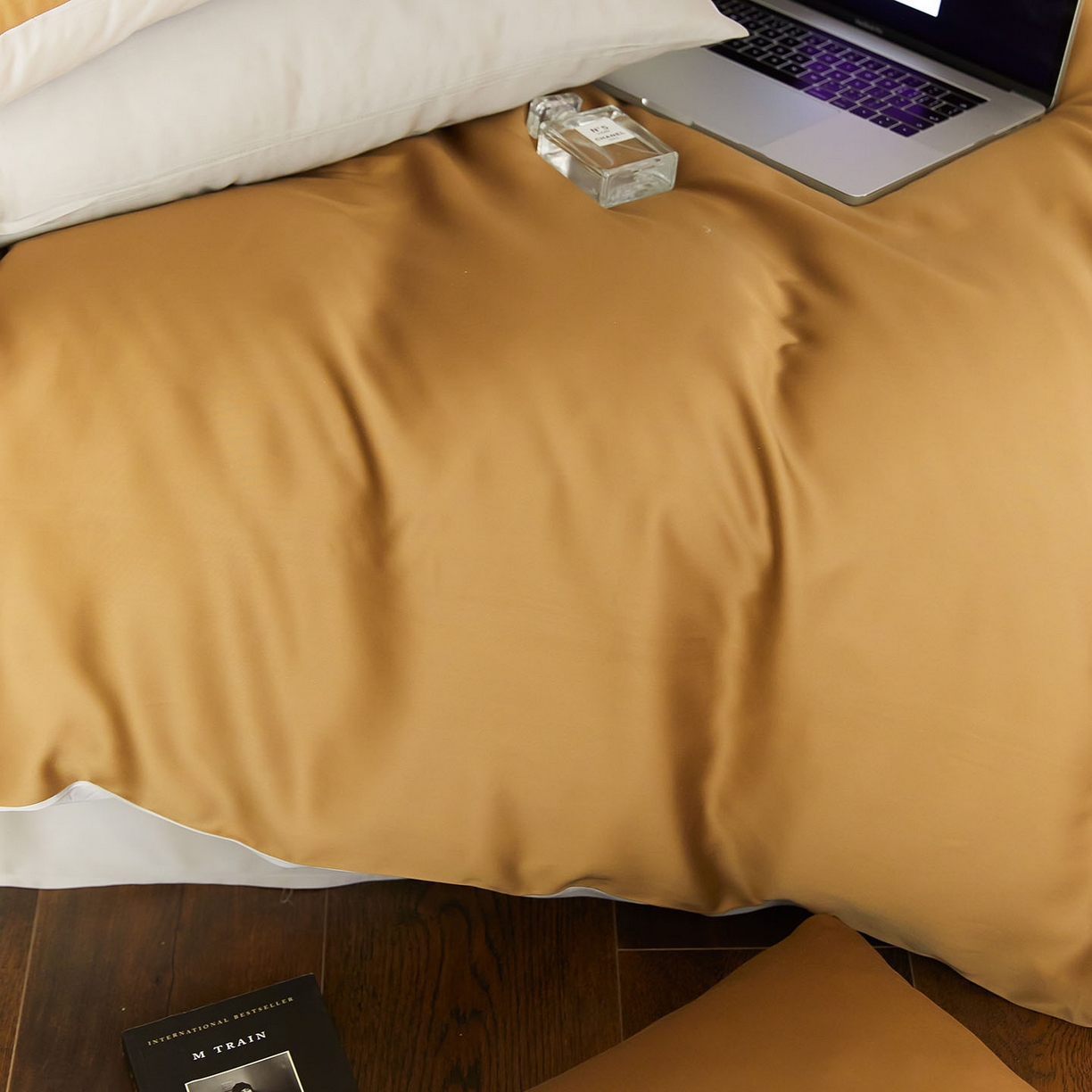 91家纺网 家纺一手货源 找家纺 群鹿蚕丝羽绒馆 2025新款60支兰精天丝纯色双拼四件套 敦煌色-曙光银