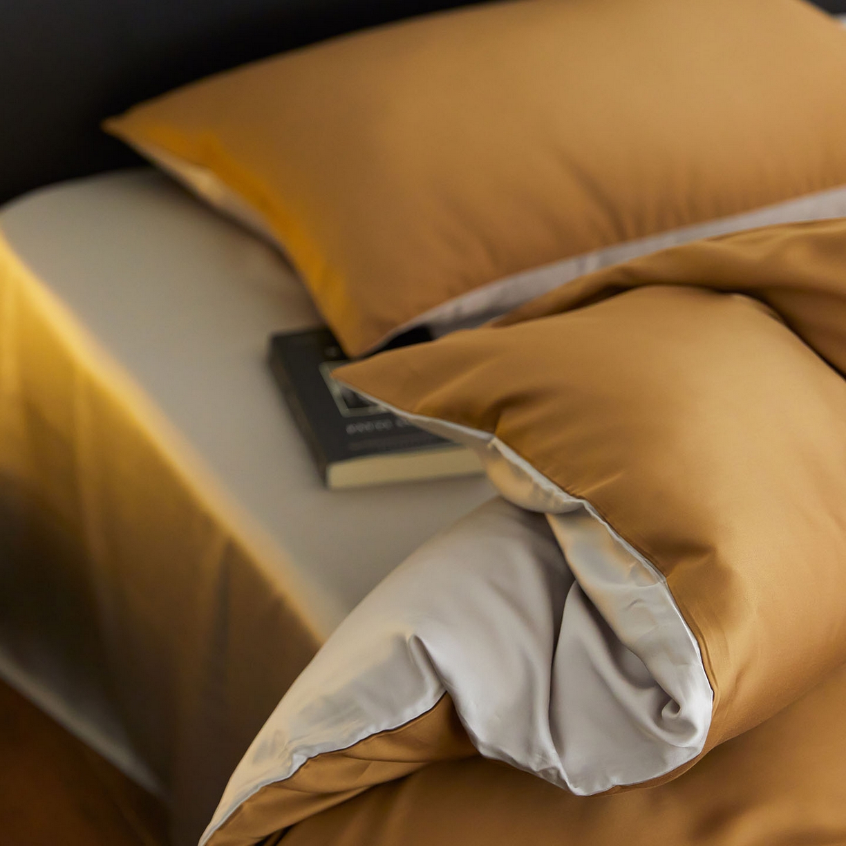 91家纺网 家纺一手货源 找家纺 群鹿蚕丝羽绒馆 2025新款60支兰精天丝纯色双拼四件套 敦煌色-曙光银