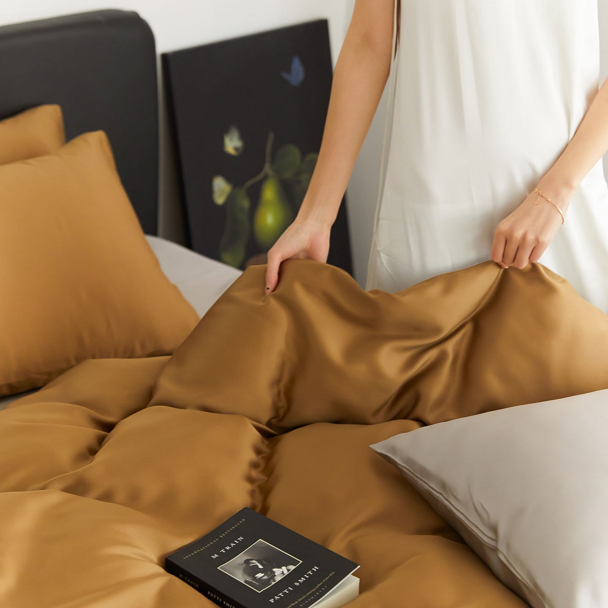 91家纺网 家纺一手货源 找家纺 群鹿蚕丝羽绒馆 2025新款60支兰精天丝纯色双拼四件套 敦煌色-曙光银