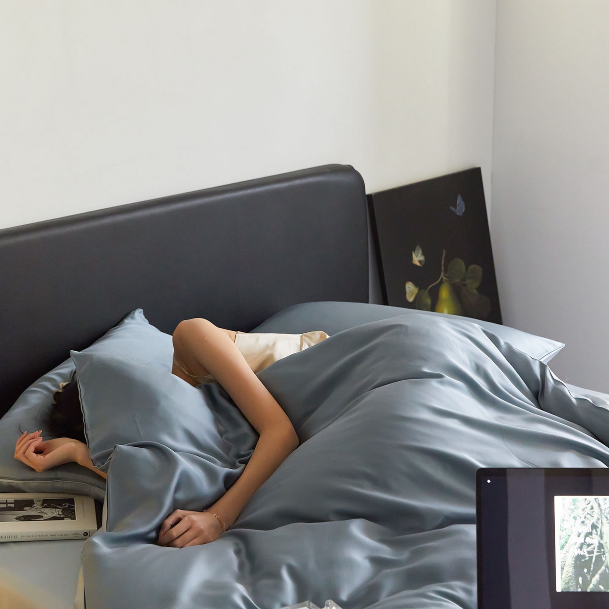 91家纺网 家纺一手货源 找家纺 群鹿蚕丝羽绒馆 2025新款60支兰精天丝纯色双拼四件套 灰蓝色-冰川灰