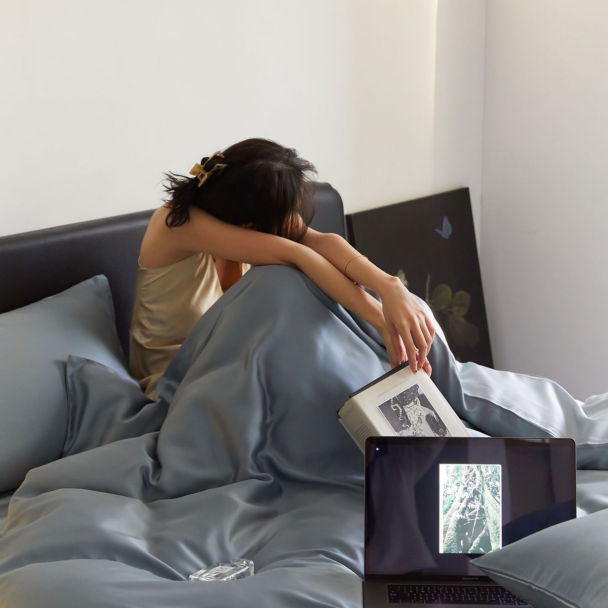 91家纺网 家纺一手货源 找家纺 群鹿蚕丝羽绒馆 2025新款60支兰精天丝纯色双拼四件套 灰蓝色-冰川灰