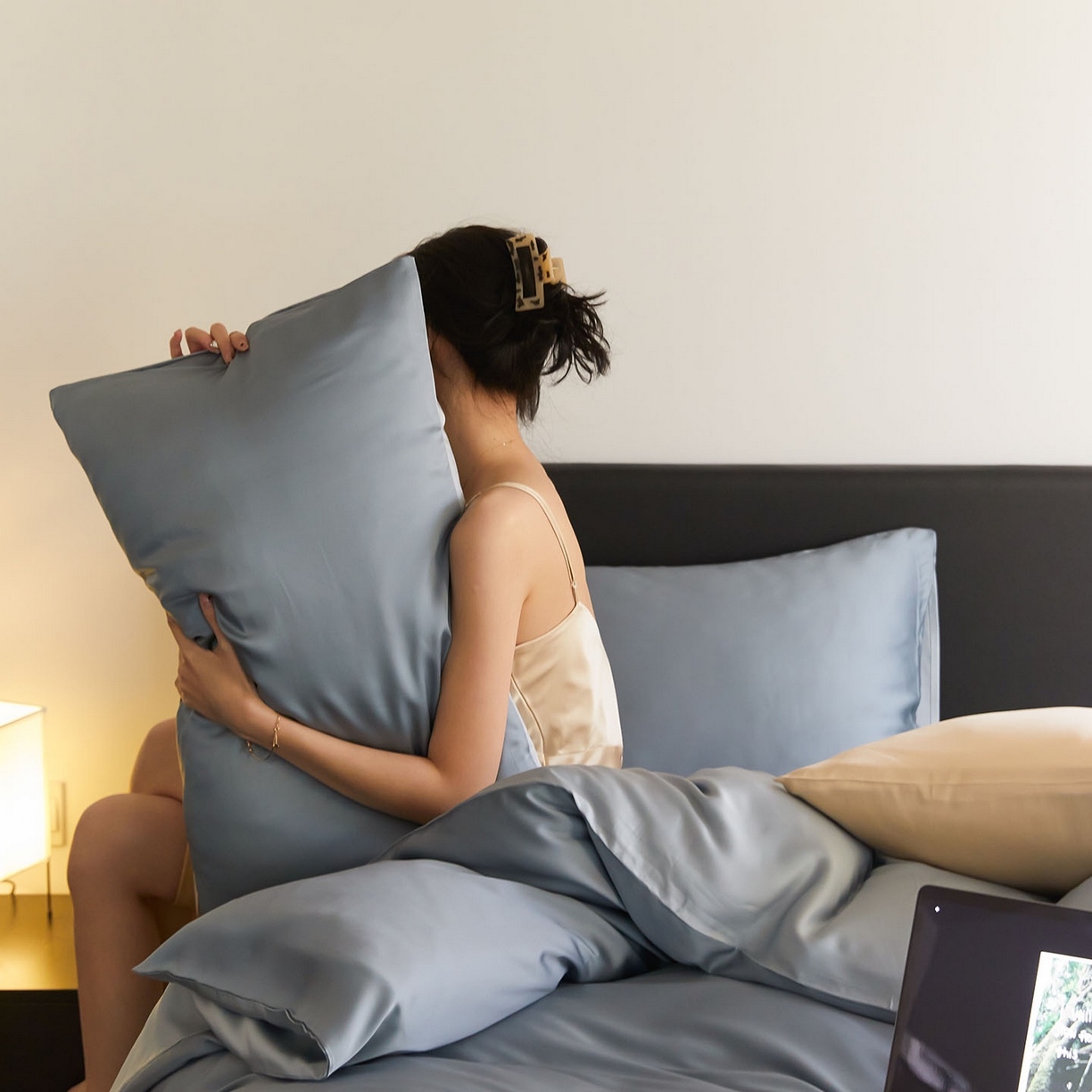 91家纺网 家纺一手货源 找家纺 群鹿蚕丝羽绒馆 2025新款60支兰精天丝纯色双拼四件套 灰蓝色-冰川灰