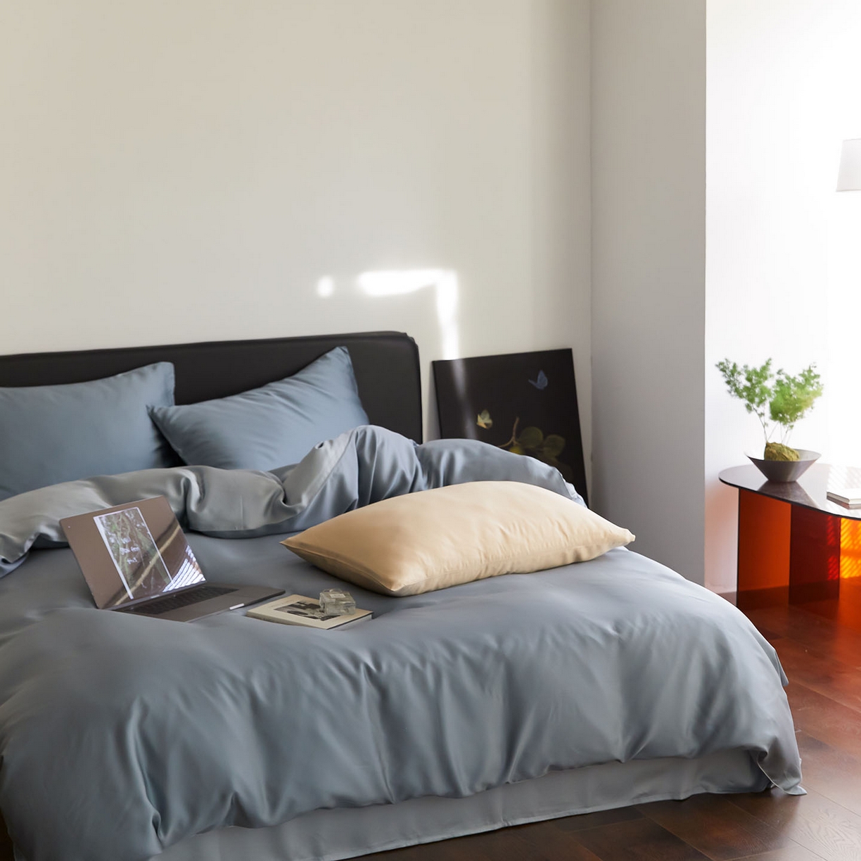 91家纺网 家纺一手货源 找家纺 群鹿蚕丝羽绒馆 2025新款60支兰精天丝纯色双拼四件套 灰蓝色-冰川灰