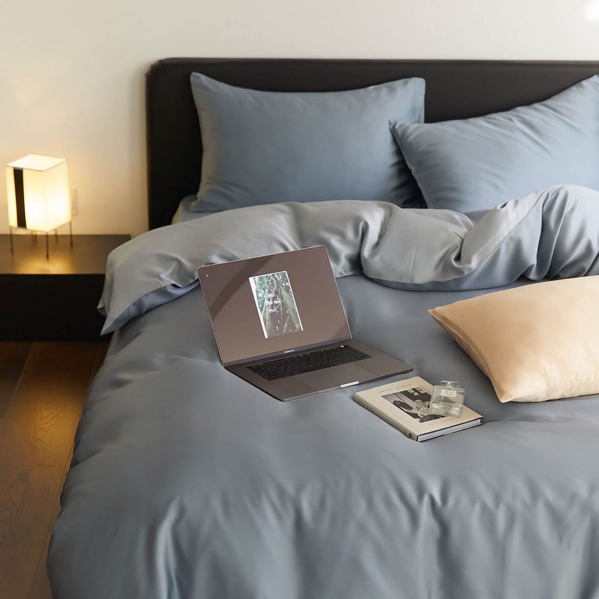 91家纺网 家纺一手货源 找家纺 群鹿蚕丝羽绒馆 2025新款60支兰精天丝纯色双拼四件套 灰蓝色-冰川灰