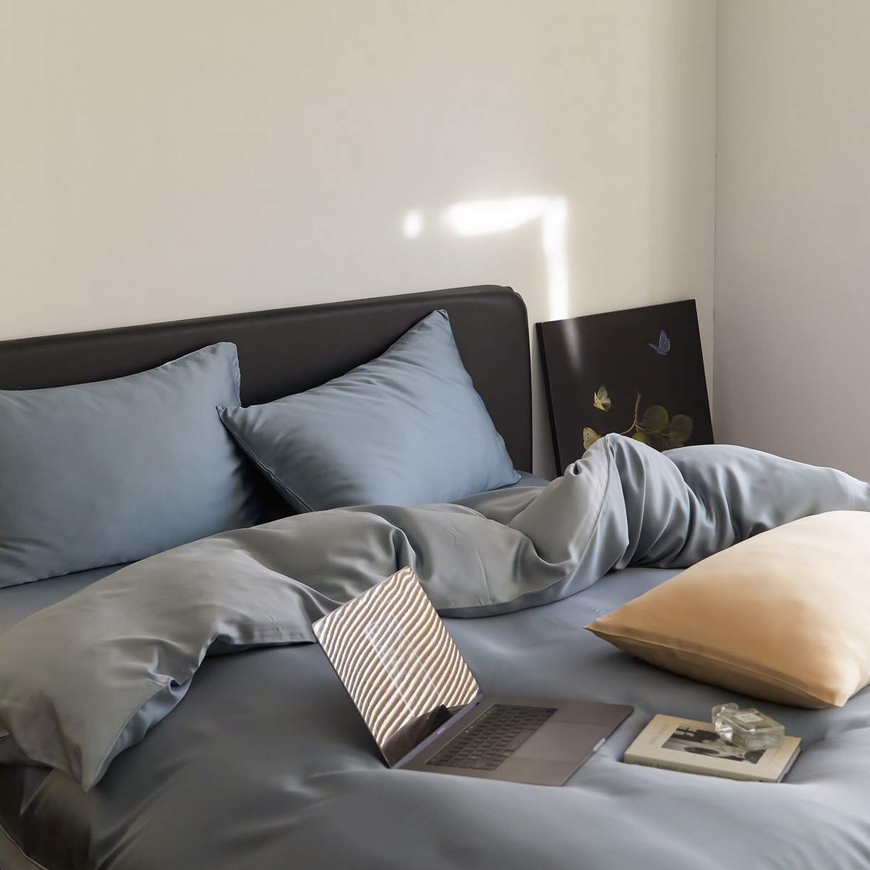 91家纺网 家纺一手货源 找家纺 群鹿蚕丝羽绒馆 2025新款60支兰精天丝纯色双拼四件套 灰蓝色-冰川灰