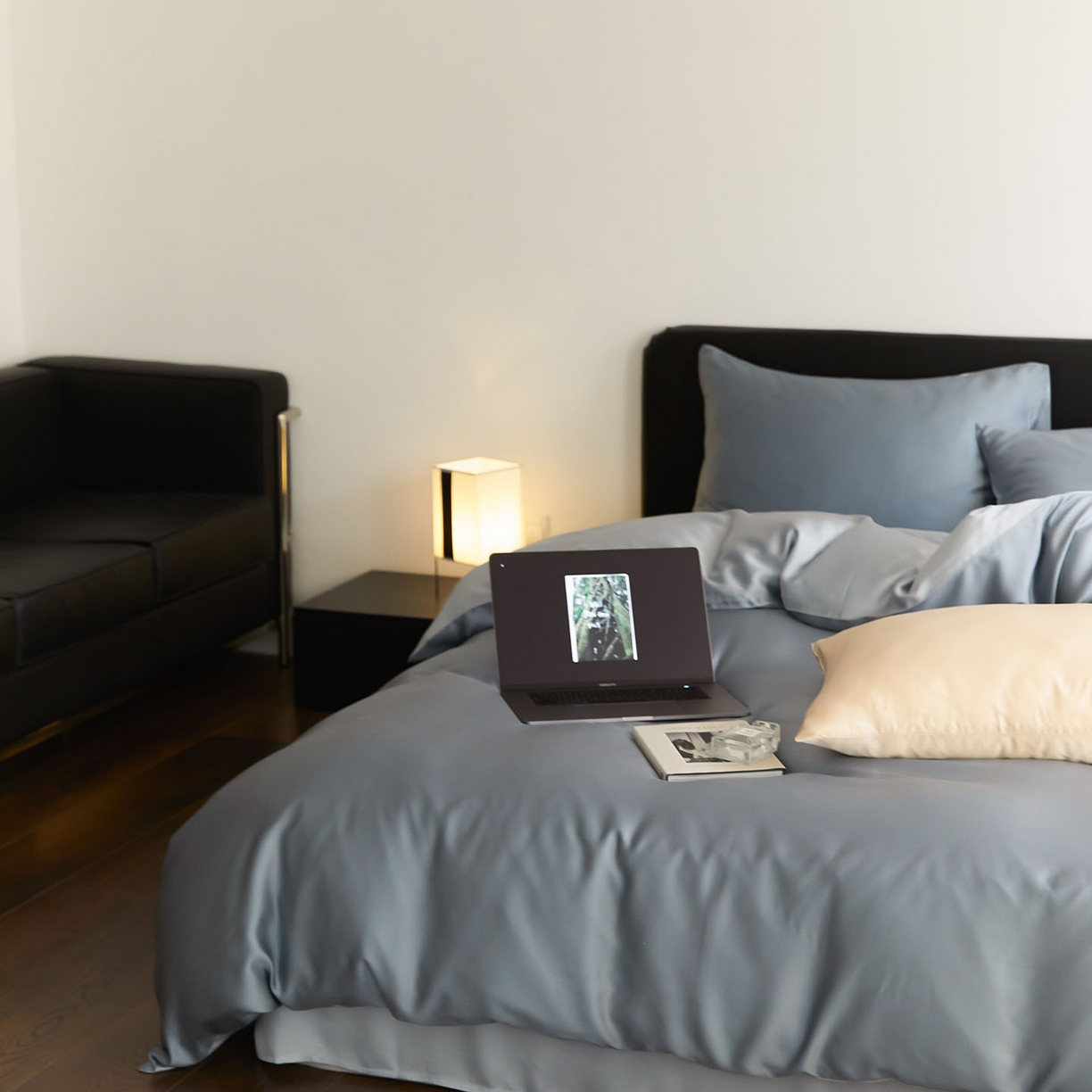 91家纺网 家纺一手货源 找家纺 群鹿蚕丝羽绒馆 2025新款60支兰精天丝纯色双拼四件套 灰蓝色-冰川灰