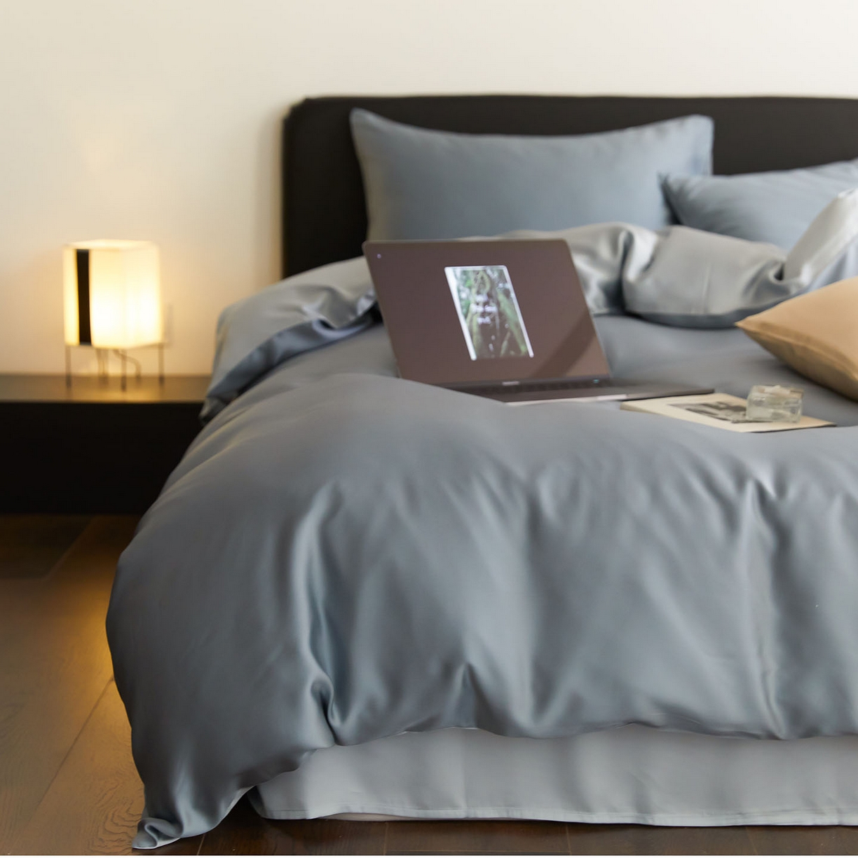 91家纺网 家纺一手货源 找家纺 群鹿蚕丝羽绒馆 2025新款60支兰精天丝纯色双拼四件套 灰蓝色-冰川灰