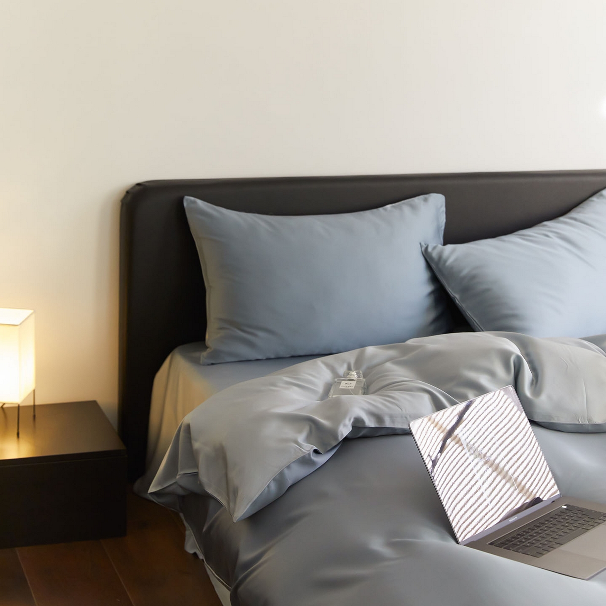 91家纺网 家纺一手货源 找家纺 群鹿蚕丝羽绒馆 2025新款60支兰精天丝纯色双拼四件套 灰蓝色-冰川灰