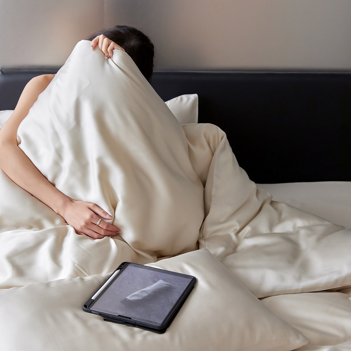 91家纺网 家纺一手货源 找家纺 群鹿蚕丝羽绒馆 2025新款60支兰精天丝纯色双拼四件套 极地白