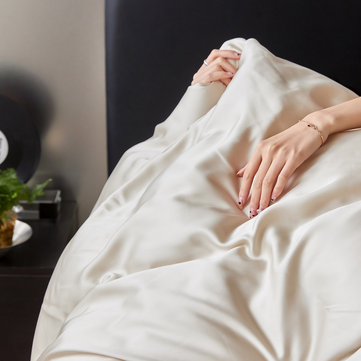 91家纺网 家纺一手货源 找家纺 群鹿蚕丝羽绒馆 2025新款60支兰精天丝纯色双拼四件套 极地白