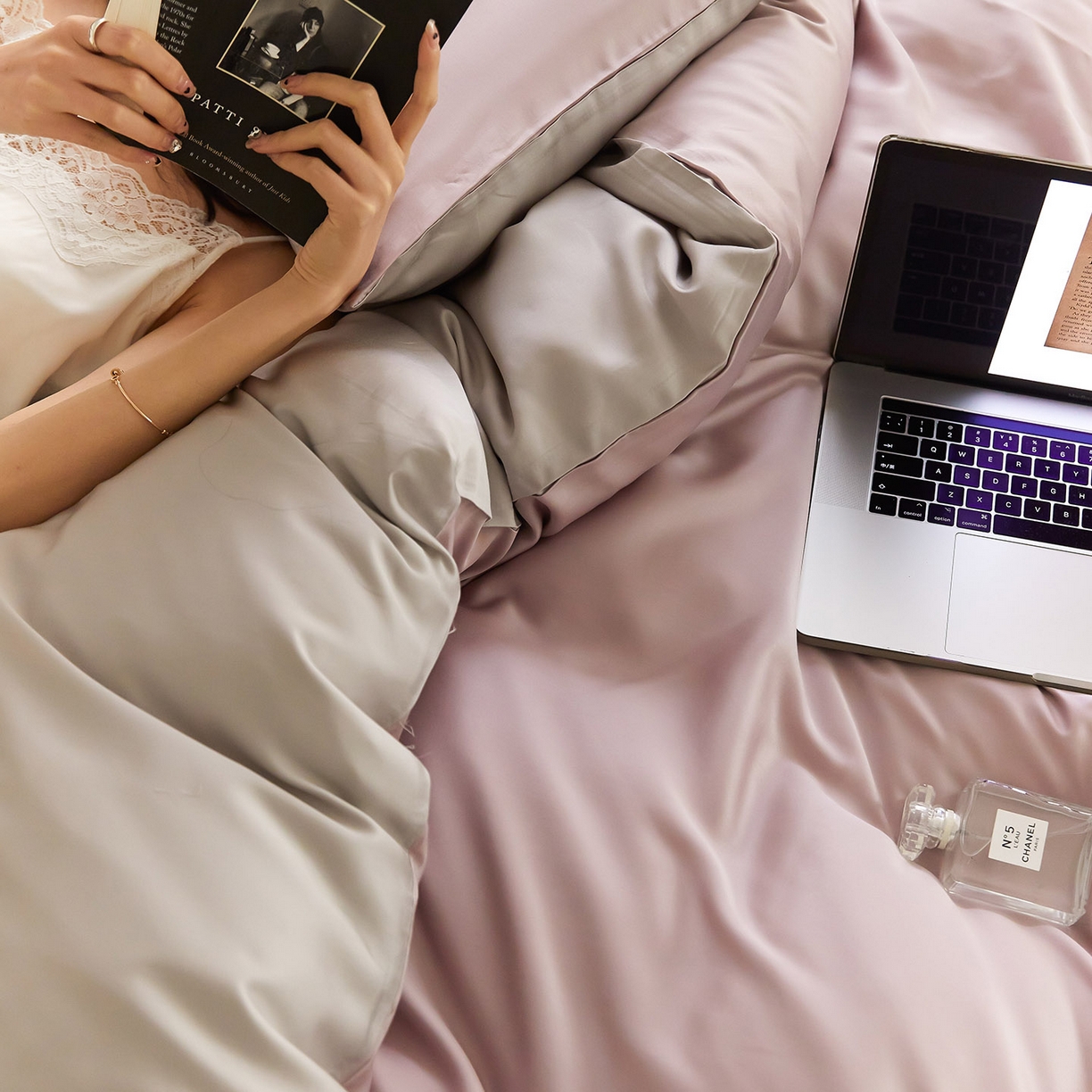 91家纺网 家纺一手货源 找家纺 群鹿蚕丝羽绒馆 2025新款60支兰精天丝纯色双拼四件套 满天星紫-曙光银