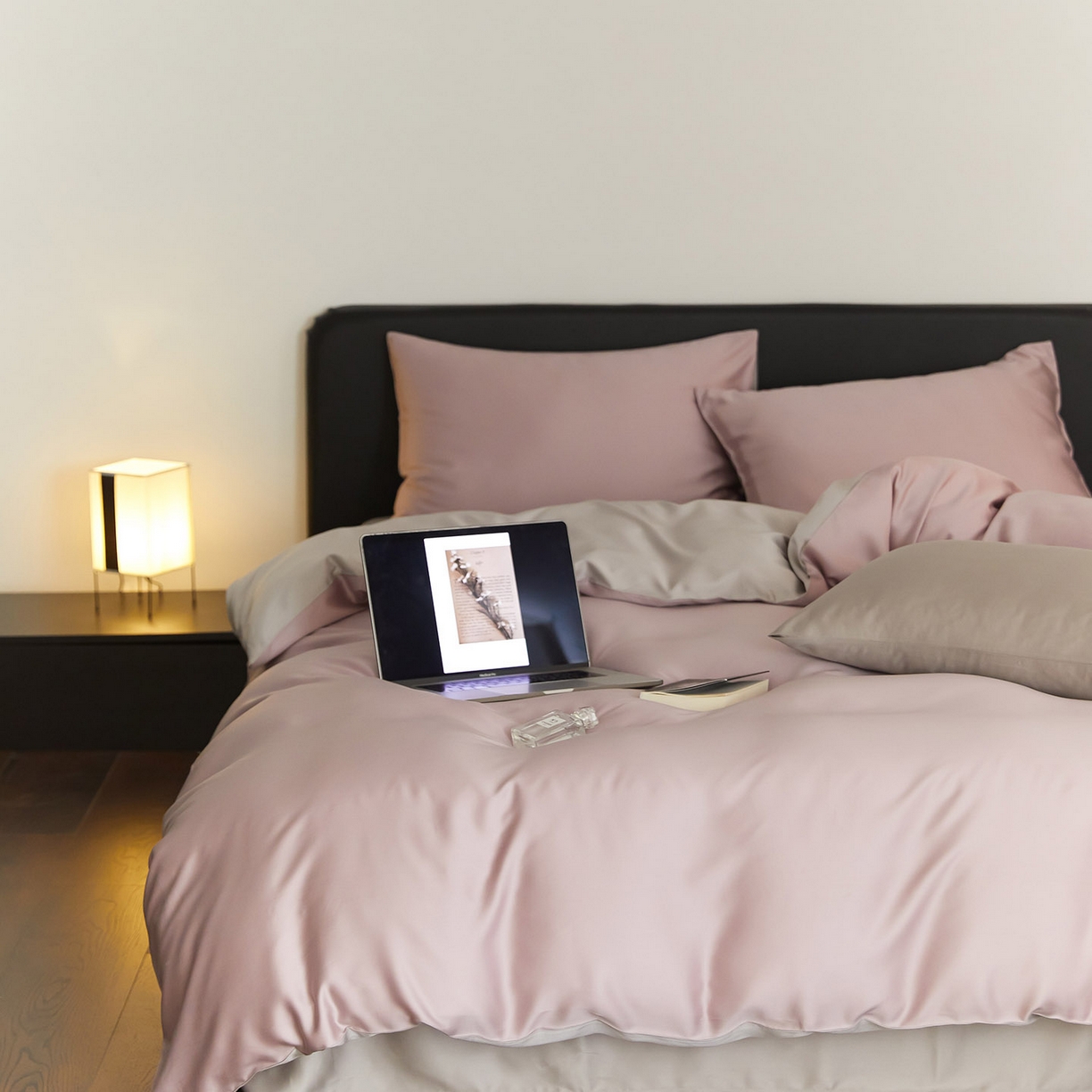 91家纺网 家纺一手货源 找家纺 群鹿蚕丝羽绒馆 2025新款60支兰精天丝纯色双拼四件套 满天星紫-曙光银