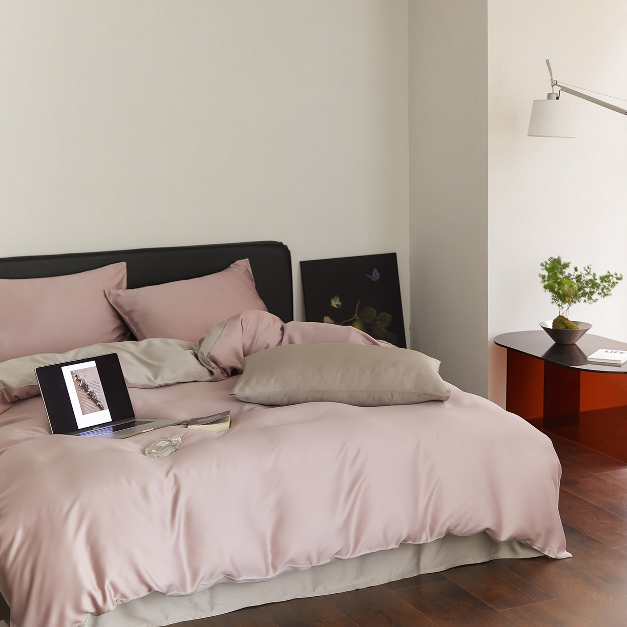 91家纺网 家纺一手货源 找家纺 群鹿蚕丝羽绒馆 2025新款60支兰精天丝纯色双拼四件套 满天星紫-曙光银