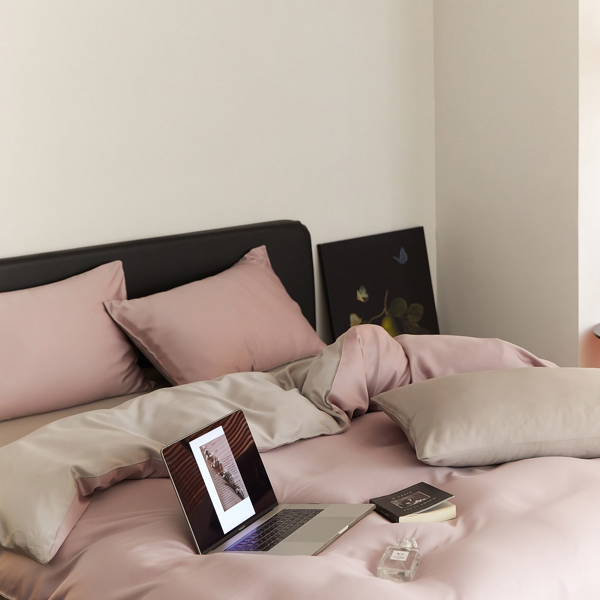 91家纺网 家纺一手货源 找家纺 群鹿蚕丝羽绒馆 2025新款60支兰精天丝纯色双拼四件套 满天星紫-曙光银