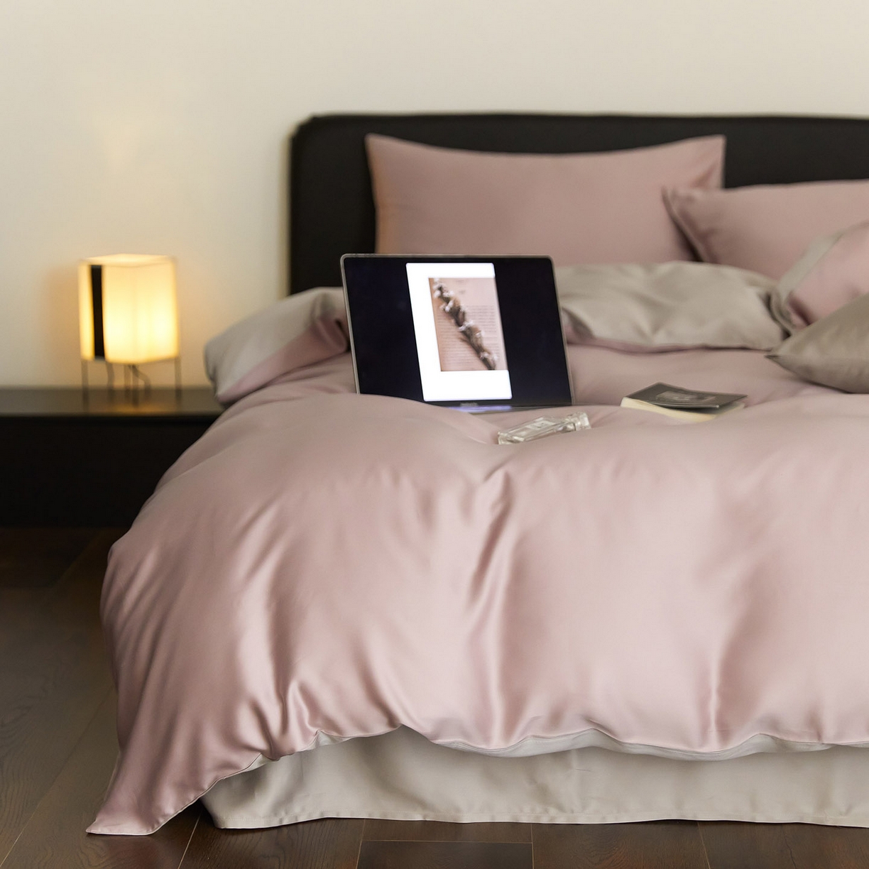 91家纺网 家纺一手货源 找家纺 群鹿蚕丝羽绒馆 2025新款60支兰精天丝纯色双拼四件套 满天星紫-曙光银