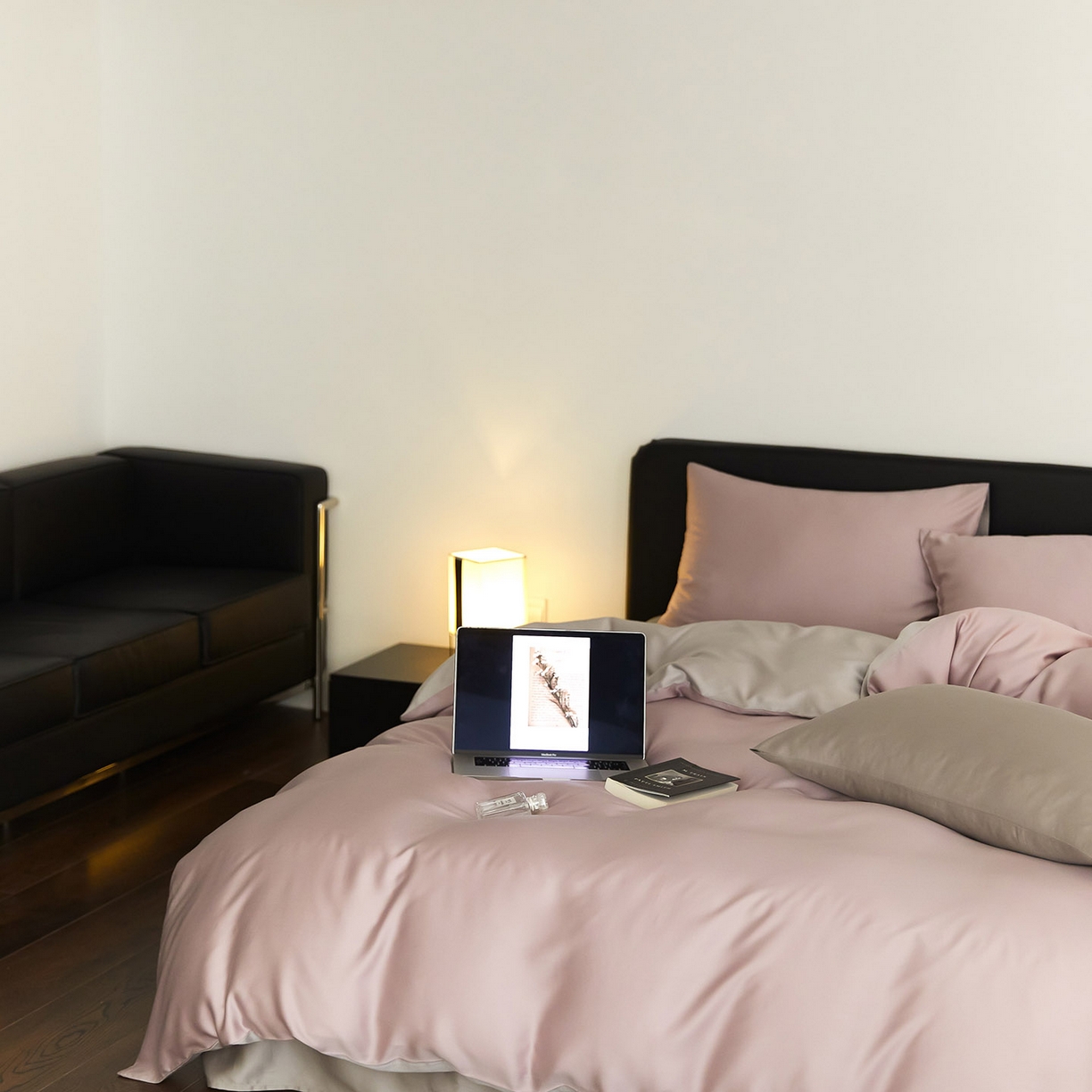 91家纺网 家纺一手货源 找家纺 群鹿蚕丝羽绒馆 2025新款60支兰精天丝纯色双拼四件套 满天星紫-曙光银